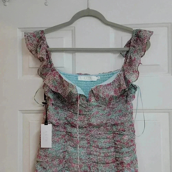 ASTR The Label OFF SHOULDER RUCHED FLORAL MINI DRESS - Picture 4 of 10